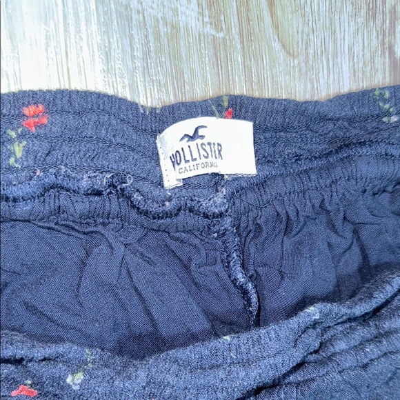 Hollister Floral Shorts - Picture 2 of 7